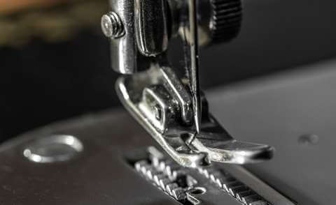 Why do sewing machine needles break1 (2)